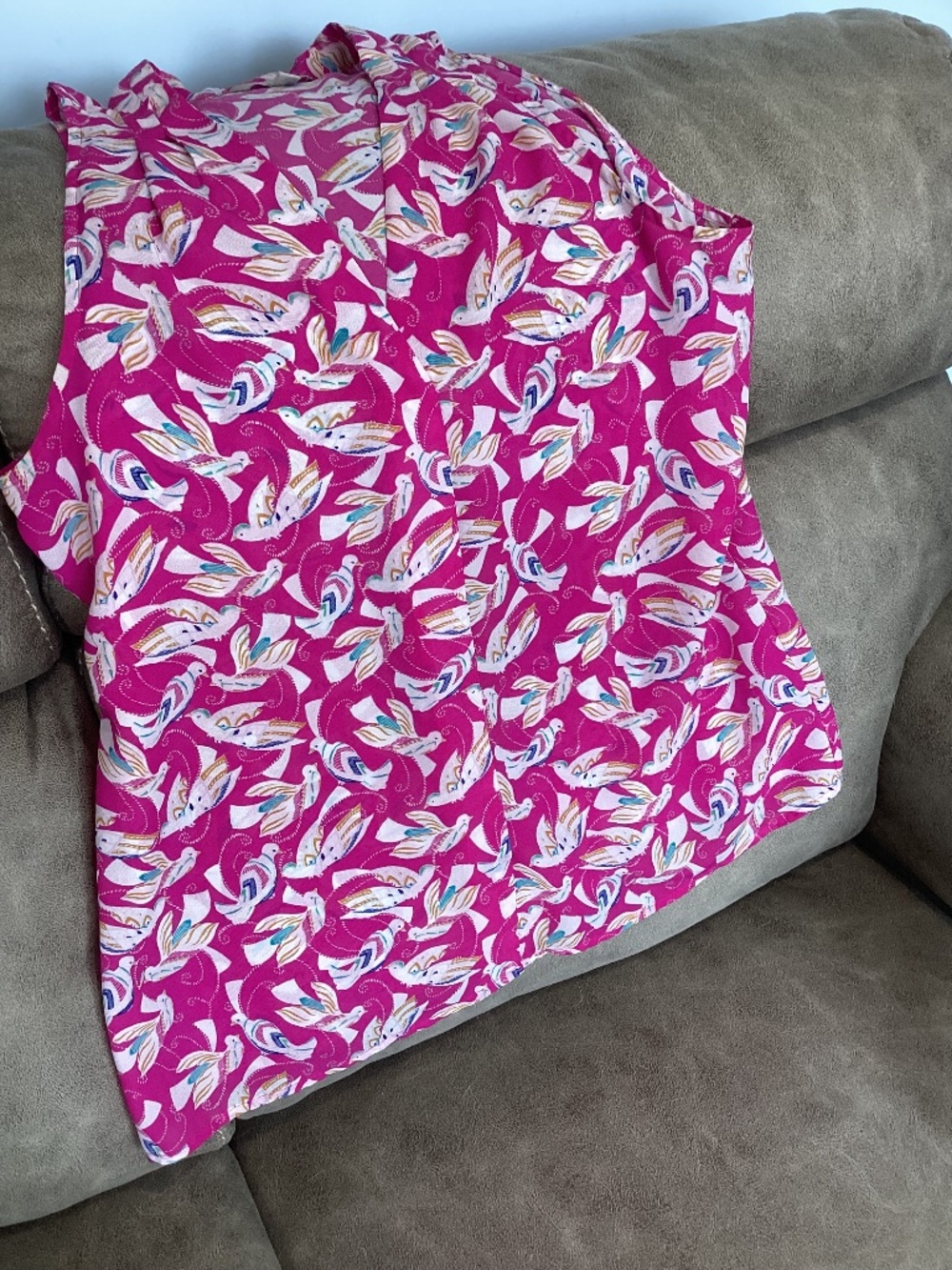 Banana Republic women’s L V-neck, bright pink bird print blouse